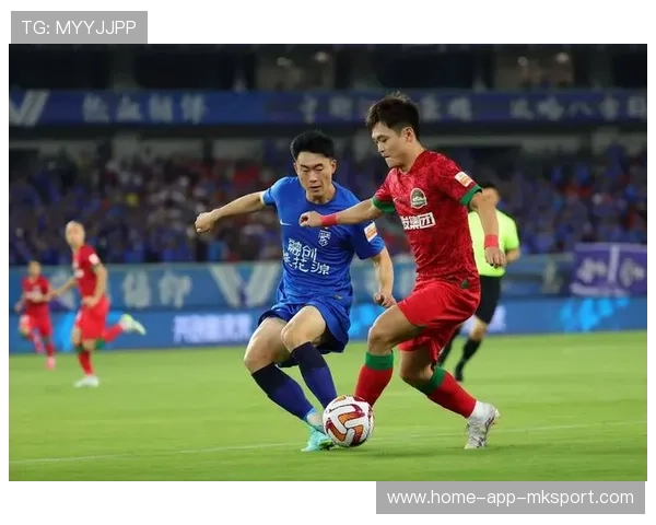 玉昆国脚前场高速传球策动射门：见证团队协作与个人技艺的破门艺术